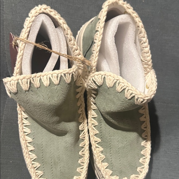 Mou Women's Green Sneakers with Cream Accents - Picture 2 of 6